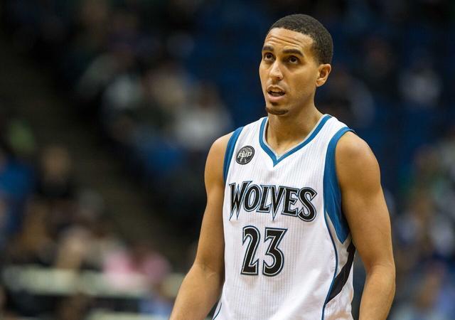 欧文突破防守造成杀伤球成功（欧文强突撕裂防线造犯规并完成得分）