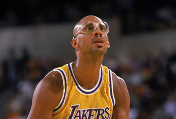 欧冠淘汰赛前瞻：巴萨客场挑战曼联,（欧冠淘汰赛看点：巴萨做客老特拉福德挑战曼联）