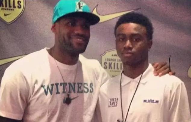 中超联赛11月最佳阵容出炉：法比奥、吴曦、王燊超领衔（中超11月最佳阵容揭晓：法比奥、吴曦、王燊超领衔入选）