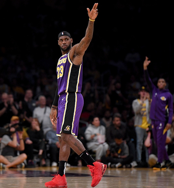 意甲三分制时代，斯帕莱蒂是第二位率队参加过三大德比的主帅（自意甲实行三分制以来，斯帕莱蒂成为第二位带队出战三大德比的主教练）