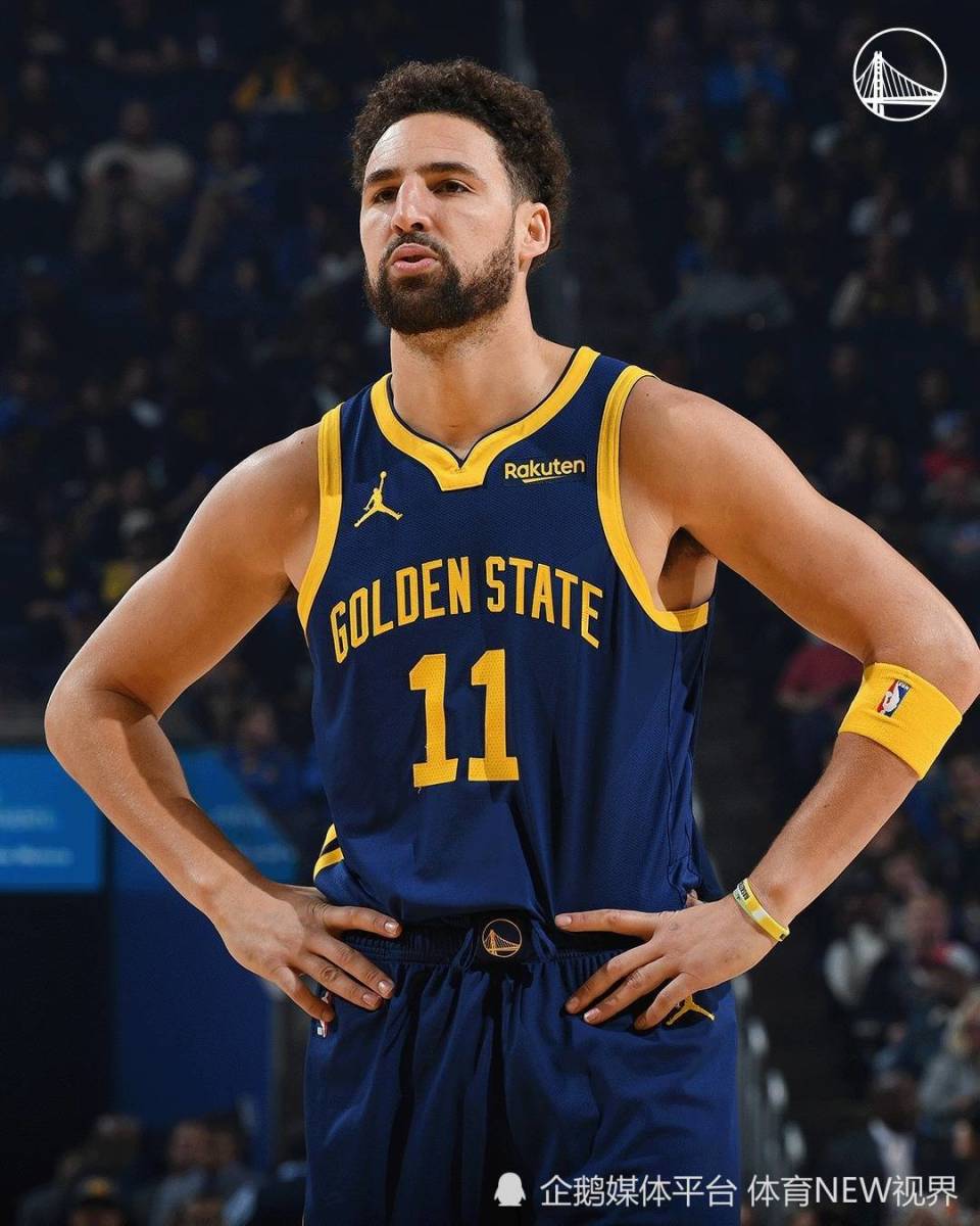 独行侠新太子？赛后众多球迷等待弗拉格签名合影（独行侠未来门面？赛后球迷蜂拥等弗拉格签名合影）