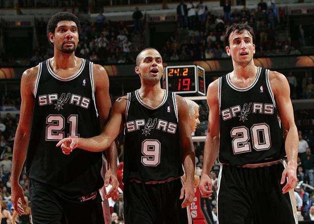 成绩斐然，加斯佩里尼被罗马球迷描绘成魔法师形象画在墙上（战绩惊艳，罗马球迷将加斯佩里尼以魔法师形象涂鸦上墙）