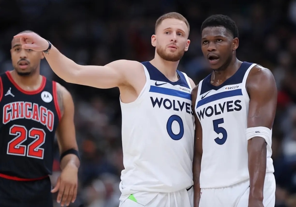 全国滑雪爱好者齐聚崇礼雪场炫技（全国滑雪达人汇聚崇礼雪场上演炫技）